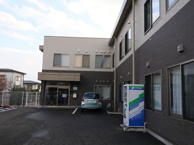施設の正面入口と駐車場