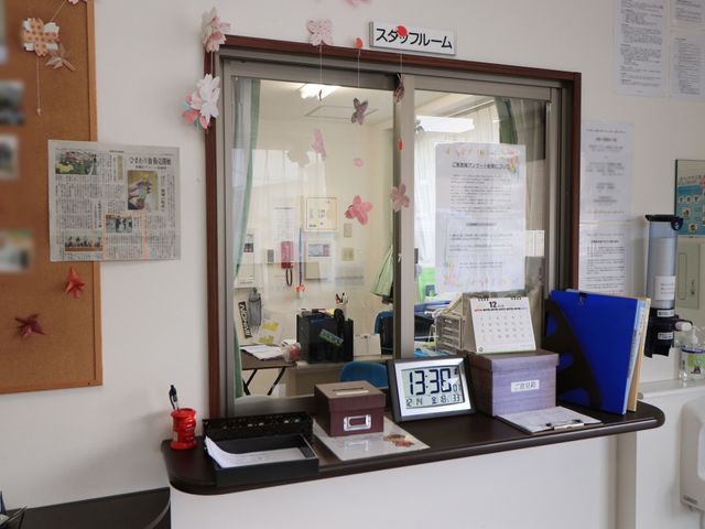 忙しい受付カウンター 受付 開放的で清潔感のある受付エリアです。資料の整理やコミュニケーションが行われる場で、日々の業務がスムーズに進められています。