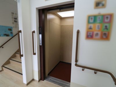 手すり付き階段とエレベーター