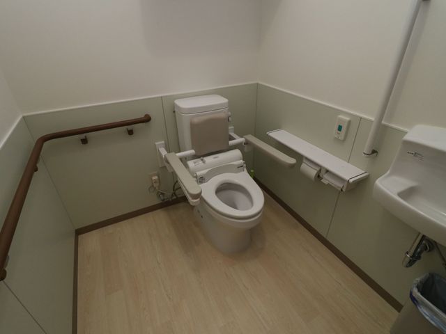 バリアフリー設計のトイレ トイレ 手すり付きで安全に配慮された清潔なトイレです。利用者の日々の快適さを支える工夫がされています。