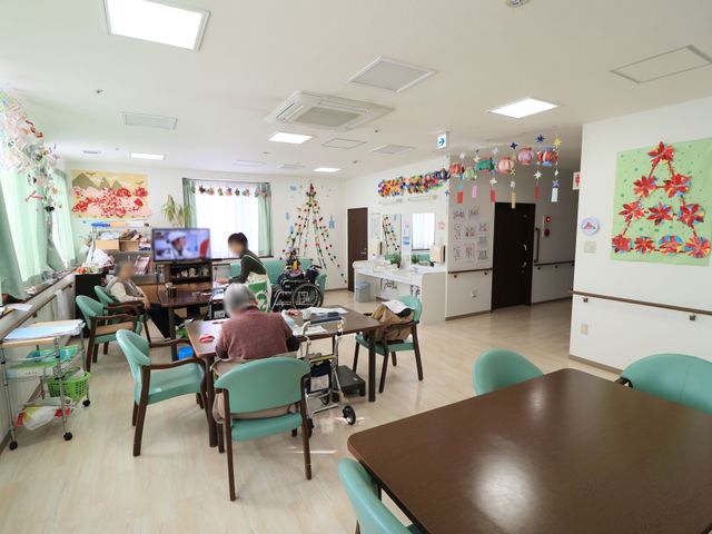 明るい共有スペース 共有スペース 広々とした食堂は、装飾が施されており、利用者がリラックスしながら食事や交流を楽しめる環境です。