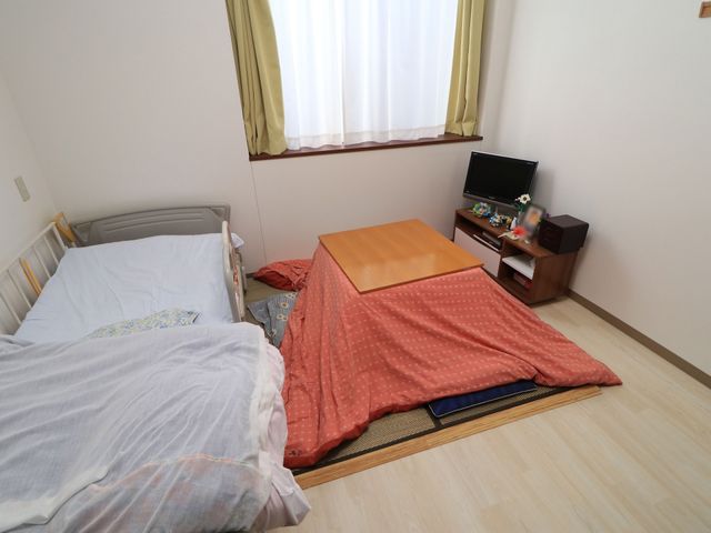 清潔な個室の様子 居室 ひとりひとりのプライバシーを確保した居室です。ゆったりとした空間で、快適な生活をお送りいただけます。