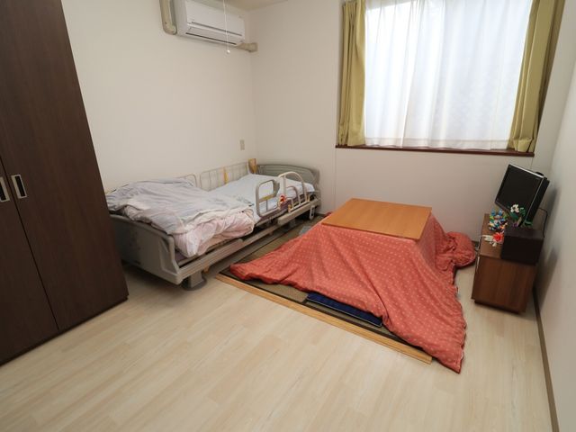 整えられた居室空間 居室 ゆとりある空間の居室には、日差しが優しく差し込む窓と必要な備品が整っており、心地よい暮らしができる環境です。