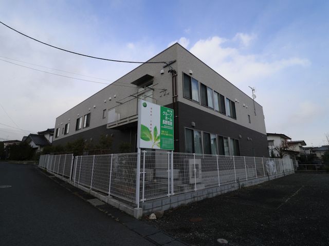 現代的デザインの建物外観 外観 モダンな建築と緑の看板が印象的な外観です。新しい職場としての環境をご覧いただけます。