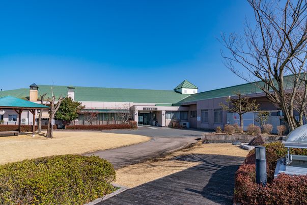 緑の屋根の施設外観