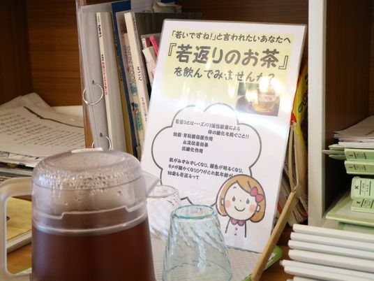 掲示物と飲み物のある棚
