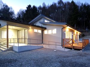 明るい外観の建物  