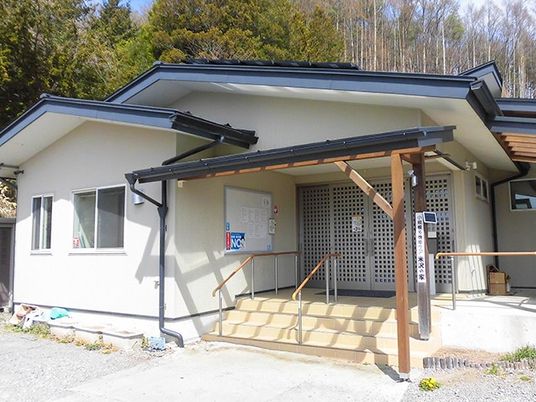 施設のエントランス外観  