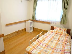 明るい居室のベッド  