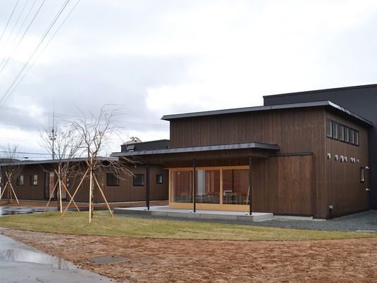 木目調の建物外観  