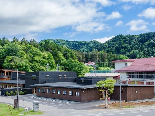 自然に囲まれた外観  