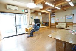 木造のぬくもりあるラウンジ