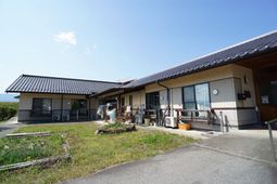 屋外の明るい建物