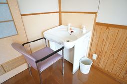 洗面台と椅子の洋室