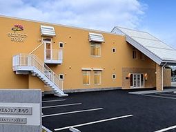 オレンジ色の壁の建物