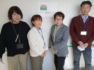 スタッフが並ぶ廊下  