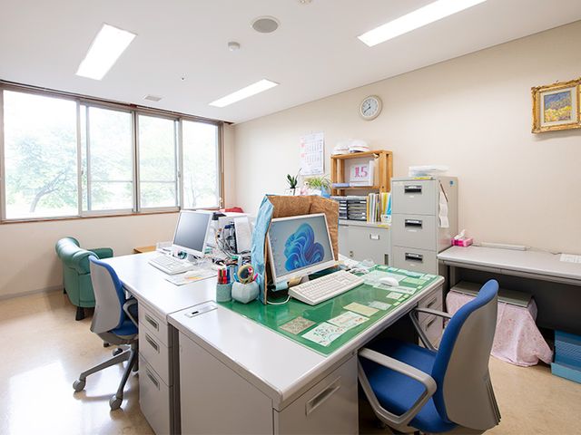 ゆったりとしたスタッフルーム スタッフイメージ 整理整頓された職員の作業スペースです。余裕あるデスク周りで、スタッフのサポート体制が整っています。