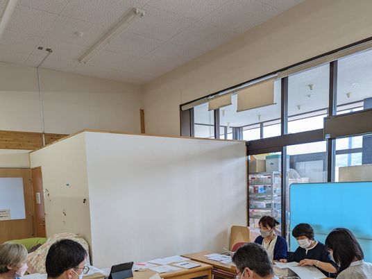 会議中の多目的室  