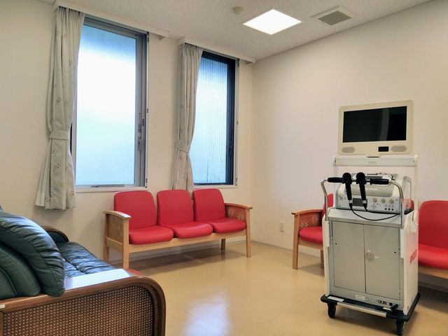 機能訓練ができる部屋 機能訓練室 自然光が入る明るい空間です。リラックスして機能訓練が行える設備が整っています。