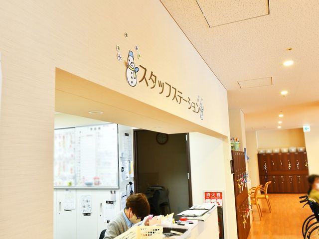 スタッフエリア受付 スタッフイメージ スタッフが対応しているエリアでは、利用者や訪問者に向けた親切なサポートが行われています。