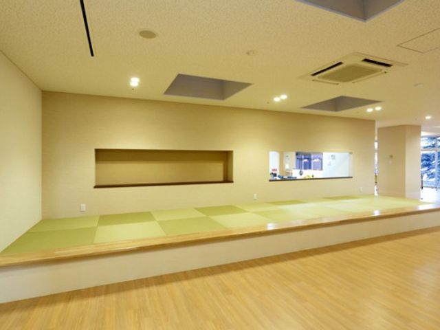 畳敷きの広い室内 和室 広々とした畳スペースで、くつろぎのひとときを過ごせます。自然光が差し込む明るい環境です。