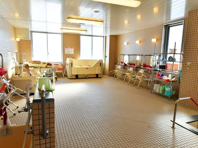 広々とした浴室 浴室 多くの人が使用可能な広々としたスペースです。窓から自然光が差し込み、明るい環境です。