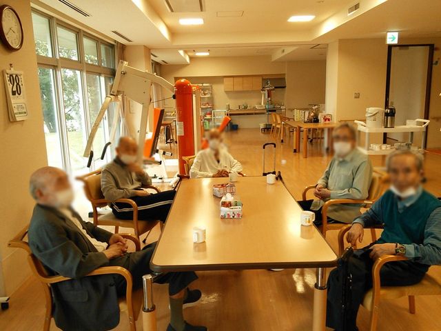機能訓練の様子 機能訓練室   明るく広々とした空間で、リハビリ機器が揃っています。リラックスした雰囲気で過ごせます。