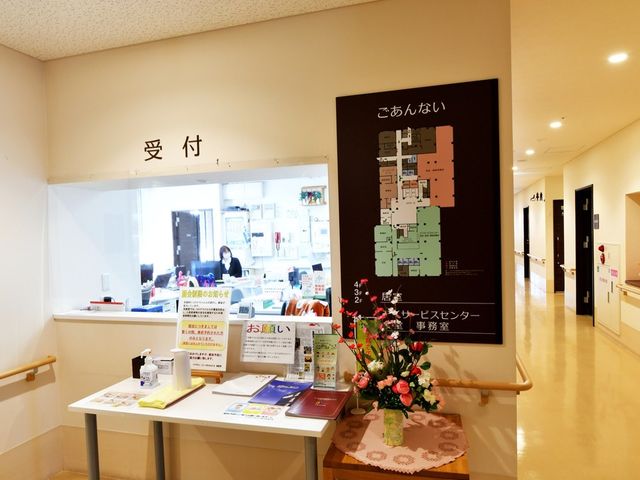親切な案内所の受付 フロント 親切な職員が対応する受付です。初めて訪れる方も安心してご相談いただけます。