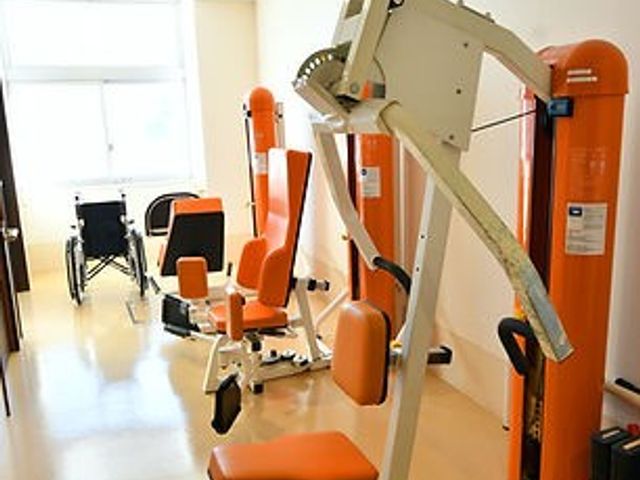 訓練器具のある部屋 機能訓練室   自然光が差し込む明るい空間で、最新の訓練器具を使い、日常生活の自立をサポートします。