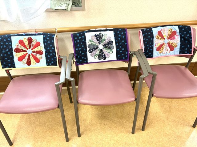 花柄の椅子が並ぶ廊下 廊下   花柄のカバーを掛けた椅子が並ぶ、明るい廊下です。待ち合わせやちょっとした休憩に使いやすそうです。