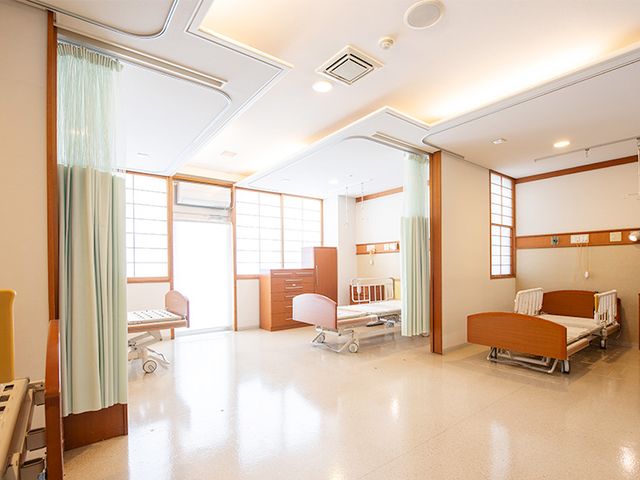 ゆったりとした居室 居室 広々とした清潔感のある居室です。各ベッドにはプライバシーに配慮したカーテンが設置されています。
