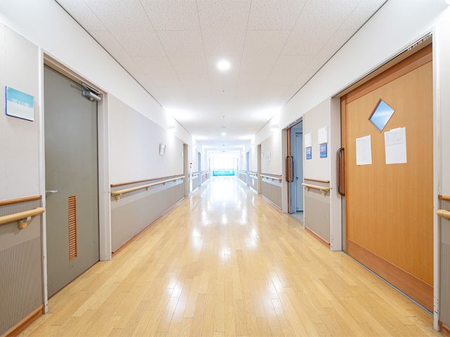 清潔感のある廊下 廊下 手すりが整備された明るい廊下です。安全に配慮された設計で、快適な移動が期待できます。