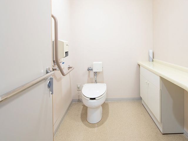 バリアフリーの洗面所設備 トイレ 手すり付きのトイレは安全性に配慮され、清潔感あふれる明るい空間になっております。