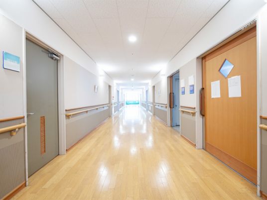 光が差し込む廊下