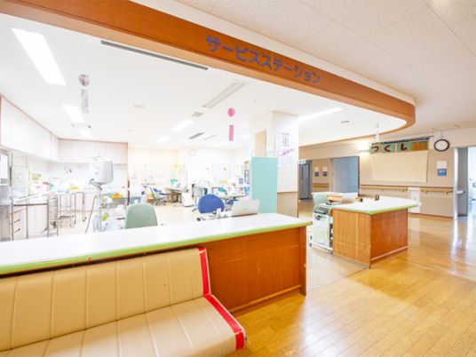 広々とした明るい部屋