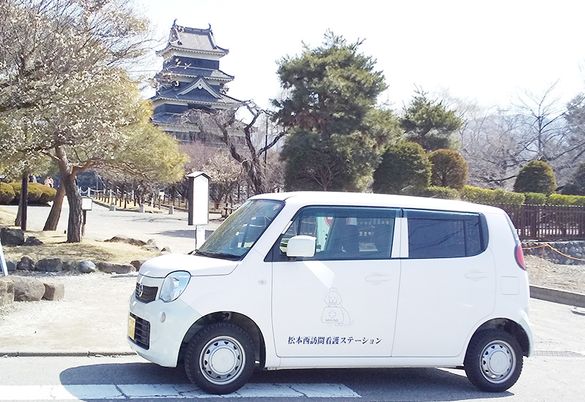 ケアサービス車両と城