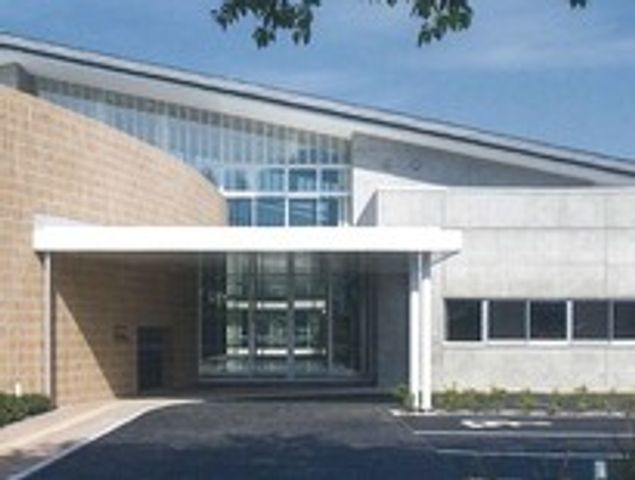 車椅子に優しい出入口 外観 車椅子でも利用しやすい広々とした出入り口が特徴的です。優しいアプローチが職場環境を感じさせます。