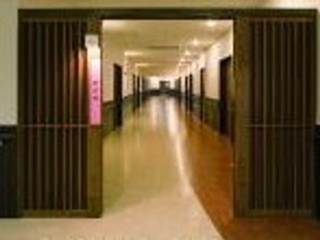 明るい廊下の様子 廊下 ライトが照らす開放的な空間です。職員の移動もしやすく、快適な動線になっています。
