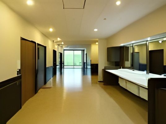 広い廊下と洗面台