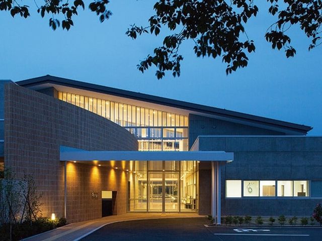 温かみのある建物外観 外観 夜間でも安心して利用できる、温かみのあるエントランスが特徴です。