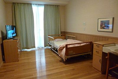 ベッドとテレビのある居室