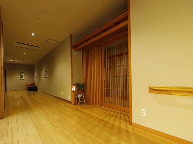 落ち着いた雰囲気の廊下 廊下 落ち着いた雰囲気の廊下は、使用者が安心して移動できるよう配慮されています。