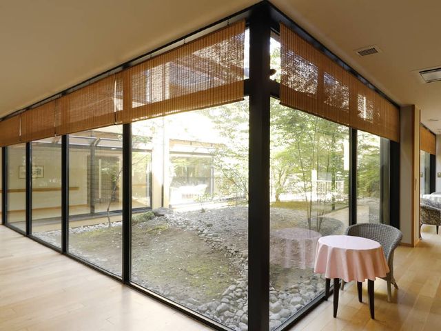 自然光が差し込む中庭 中庭 明るい空間が広がる中庭です。リラックスしながら自然を感じることができます。