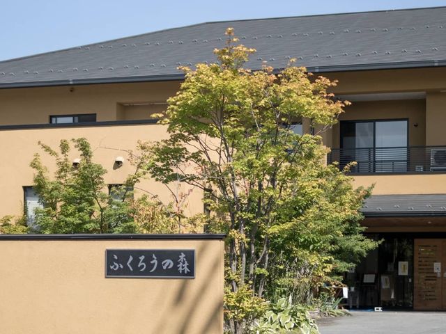 落ち着いた外観の建物 外観 美しい木々に囲まれた落ち着いた建物です。職場として清潔で魅力的な環境が整っています。