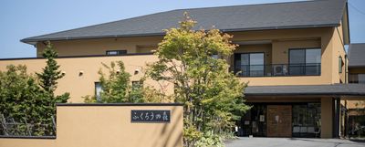 落ち着いた外観の建物