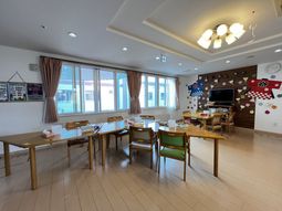 明るい食堂の室内  