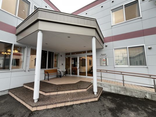 施設の正面入口  