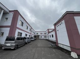 外観と駐車場の様子  