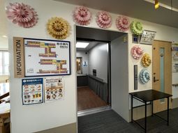 掲示物のある廊下の出入口  