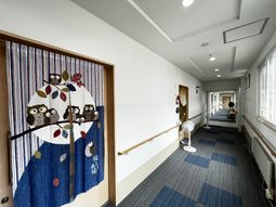 飾り扉のある廊下  